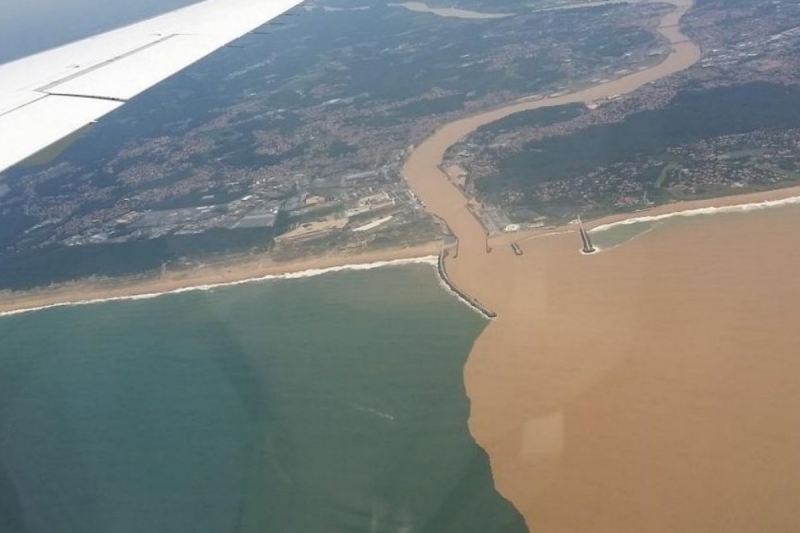 vu-du-ciel-l-adour-couleur-boue-se-jette-dans-l-ocean_1927010_800x533p